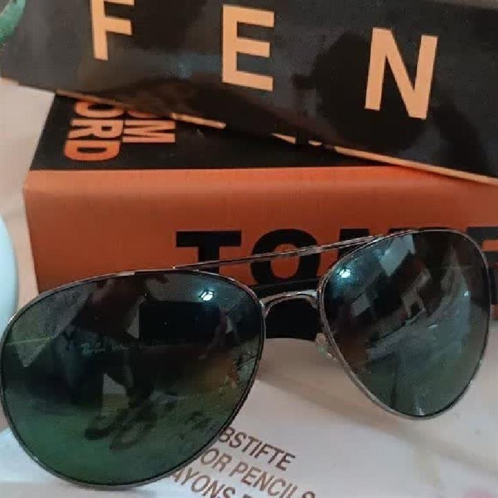 عینک آفتابی اصل ایتالیایی rayban با مارک  و حکاکی فراری  روی شیشه RB و فراری اصل درجه یک uv بسیار بالا دبی لنج امارات